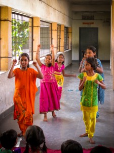 Meisjes geven een demonstratie karate.